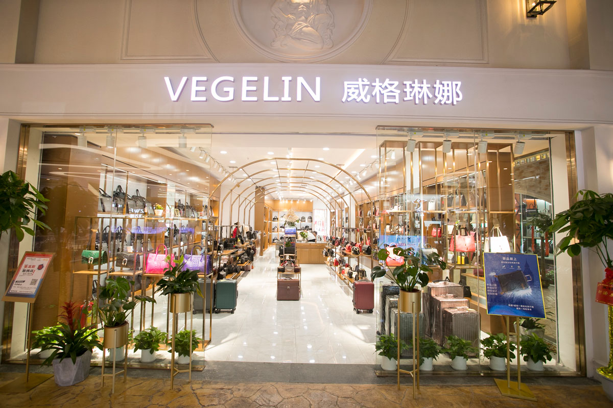 袋鼠皮具高橋店裝修設(shè)計(jì)效果圖_長沙高橋皮具城裝修_箱包店面裝修案例_長沙裝修公司_永祺商業(yè)裝飾